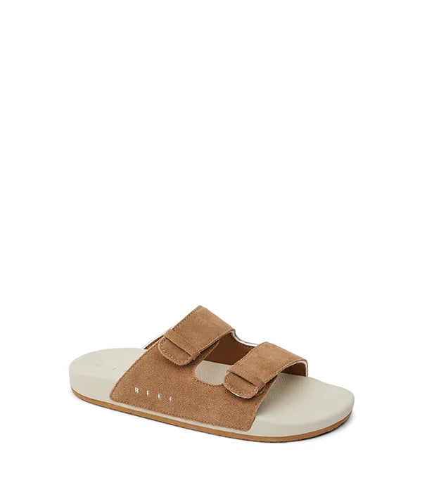 כפכף ריף חום שני רצועות סקוץ', מונח על רקע לבן, נעלי קיץ איכותיות CHOZEN