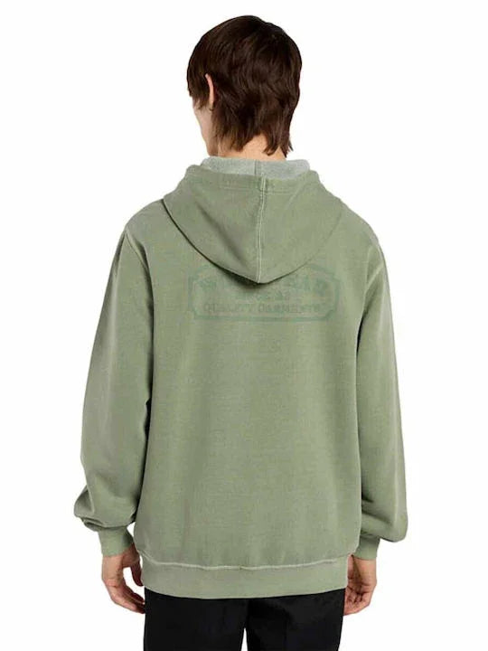 אדם עם קפוצ'ון ירוק של המותג CHOZEN, מבט מאחור, אופנת רחוב איכותית