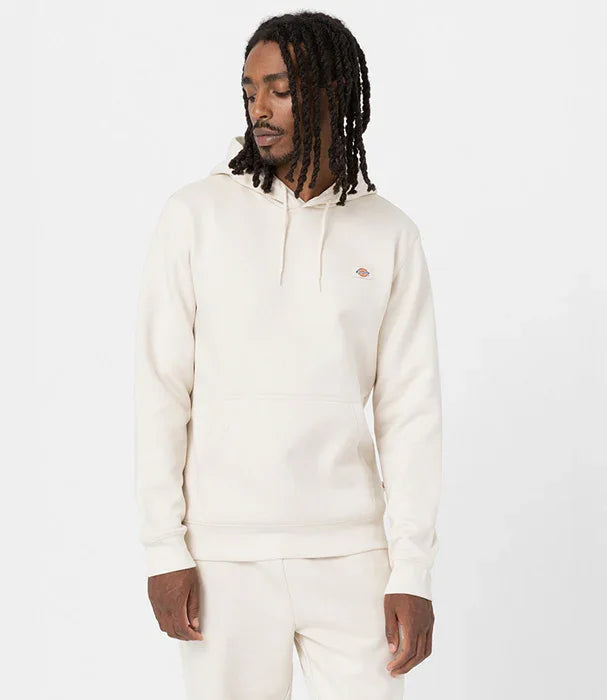 גבר לובש קפוצ'ון בגוון שמנת עם לוגו Dickies, אופנת רחוב CHOZEN