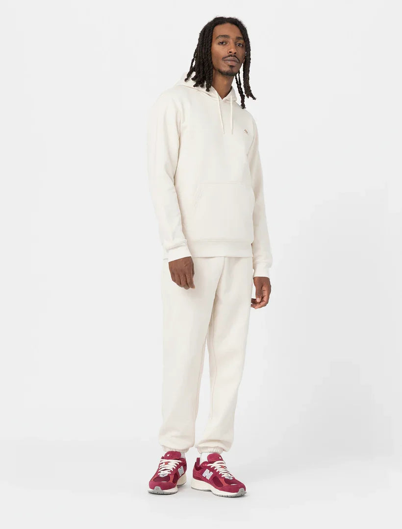 גבר לובש חליפת טרנינג לבנה ונעלי ניו באלאנס אדומות, אופנת רחוב CHOZEN