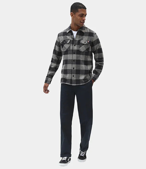גבר לובש חולצת פלאנל משובצת שחור אפור ומכנסיים כהים, אופנת CHOZEN
