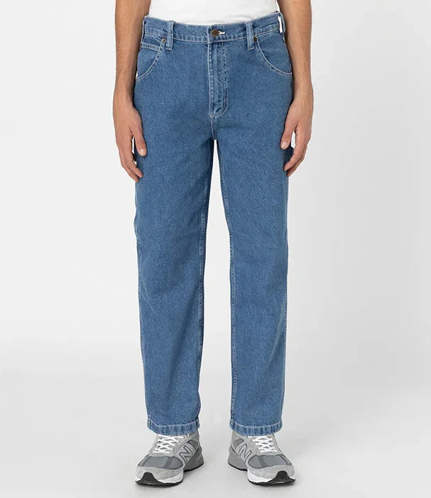ג'ינס גזרת ישרה כחול קלאסי לגבר, צילום על רקע לבן, אופנת גברים CHOZEN