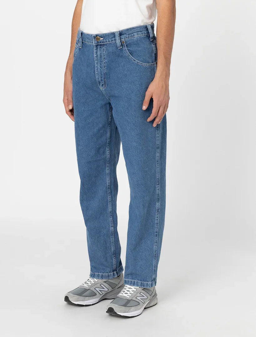 ג'ינס כחול קלאסי לגבר עם גזרה ישרה, מופיע על דגם ב-CHOZEN