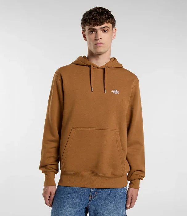 גבר לובש קפוצ'ון חום עם לוגו קטן, אופנה עדכנית מחנות CHOZEN