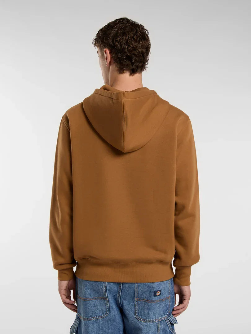 גבר לובש קפוצ'ון חום ומכנסי ג'ינס, צילום מאחורה, אופנה ב-CHOZEN מותגים מובילים