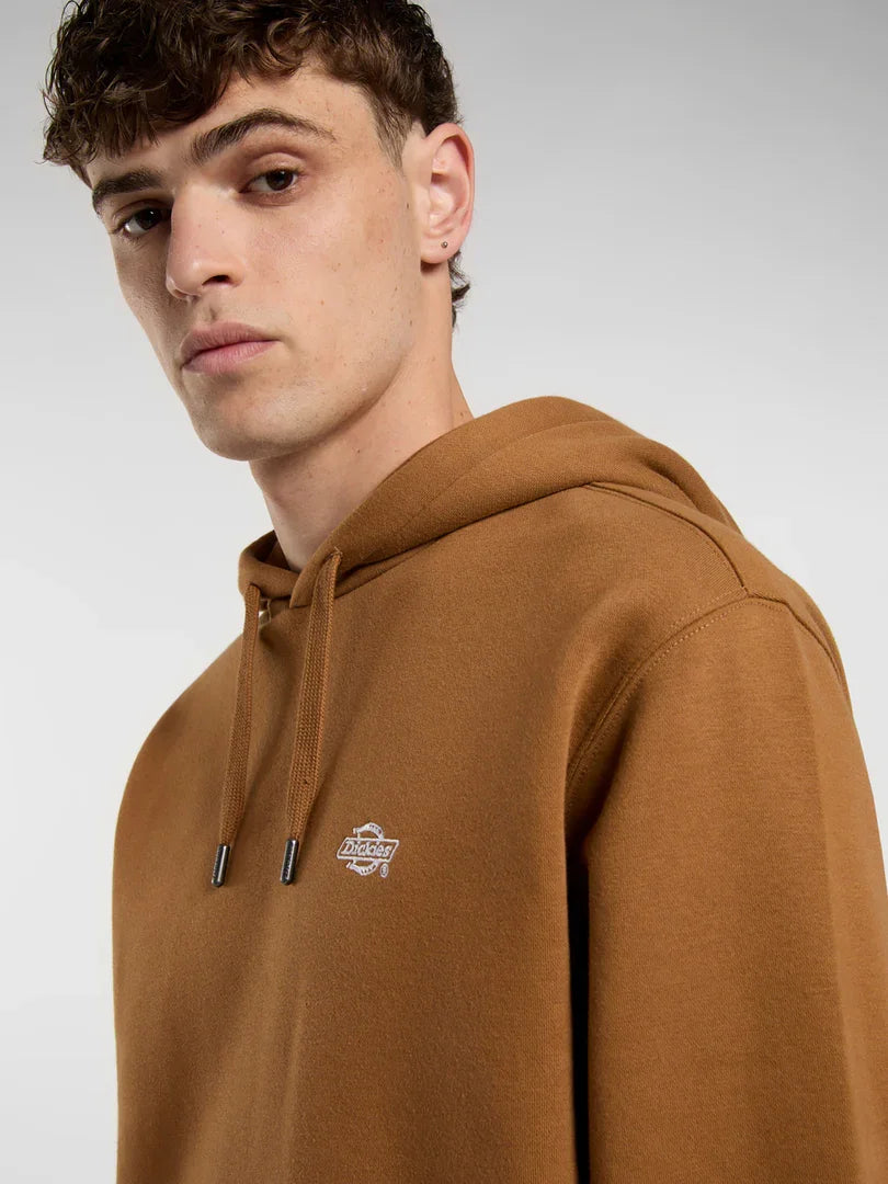 גבר לובש קפוצ'ון חום של Dickies, אופנת רחוב מבית CHOZEN קבוצת אלפא