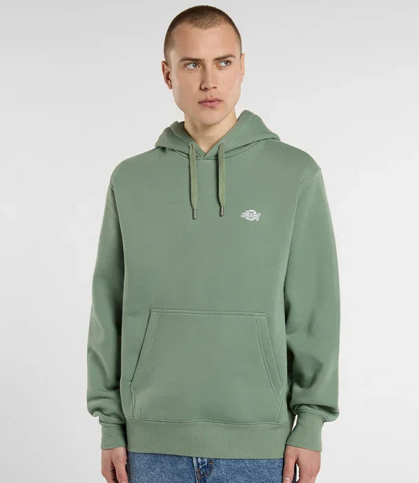 גבר לובש קפוצ׳ון ירוק בהיר עם לוגו קטן של Dickies, אופנת רחוב ב-CHOZEN