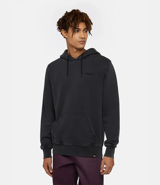 גבר לובש סווטשירט קפוצ'ון שחור אופנתי CHOZEN, צילום לאתר אופנה מוביל