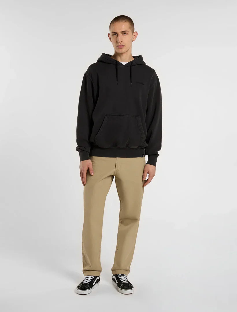 דוגמן לובש קפוצ'ון שחור ומכנס בז' מבית CHOZEN, צילום על רקע לבן לאופנת רחוב איכותית