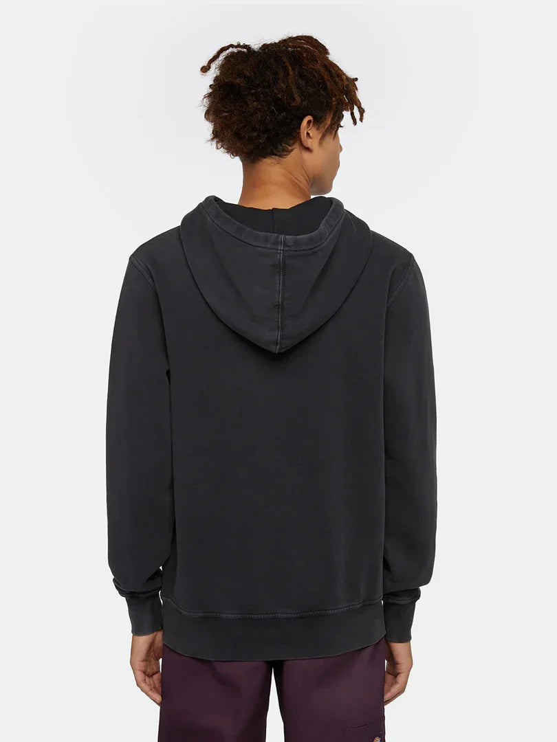 גבר עם קפוצ'ון שחור בסגנון קז'ואל, צילום גב, אופנת רחוב CHOZEN