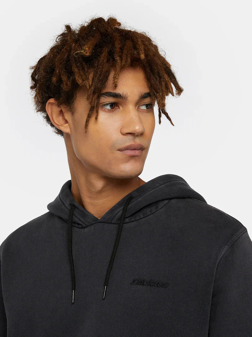 דוגמן לובש קפוצ'ון שחור Dickies, אופנה לגברים ב-CHOZEN
