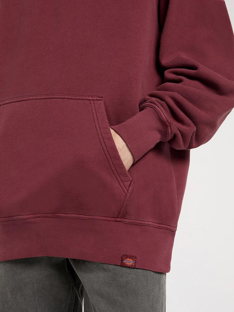 סווטשירט בורדו של Dickies עם כיס קנגורו וג'ינס כהה, אופנת רחוב CHOZEN