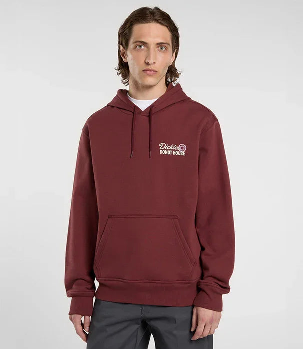 גבר מדגמן סווטשירט קפוצ'ון בורדו עם כיתוב Dickies Donut House, אופנה אורבנית מבית CHOZEN