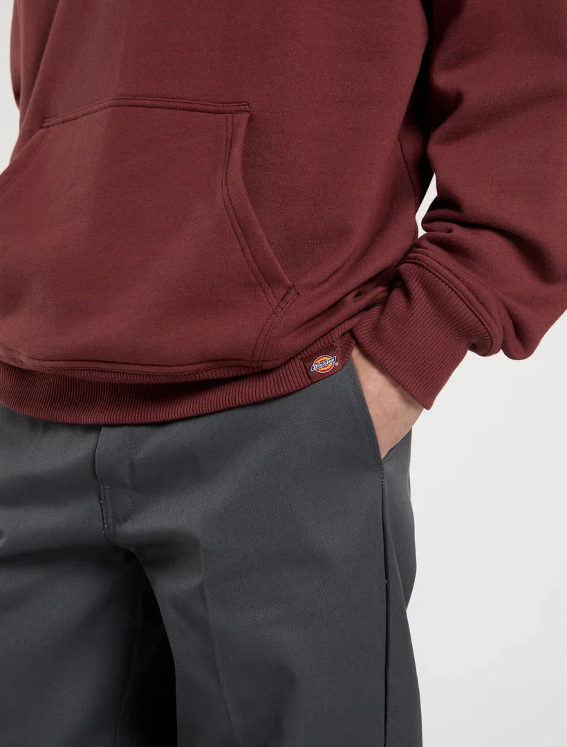 סווטשירט בורדו של Dickies עם כיס קנגורו, נלבש עם מכנסיים כהים, נמכר באתר CHOZEN