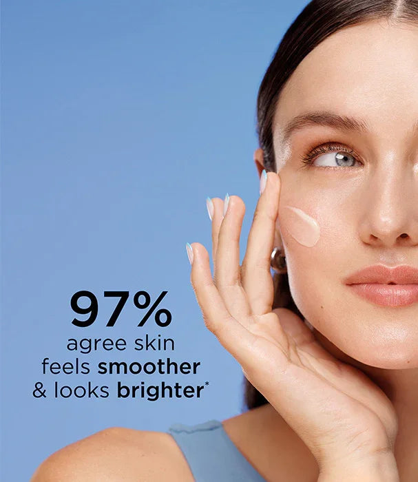 אישה מורחת קרם לחות על הפנים עם טקסט: 97% מסכימים שהעור מרגיש חלק ובהיר יותר מבית CHOZEN