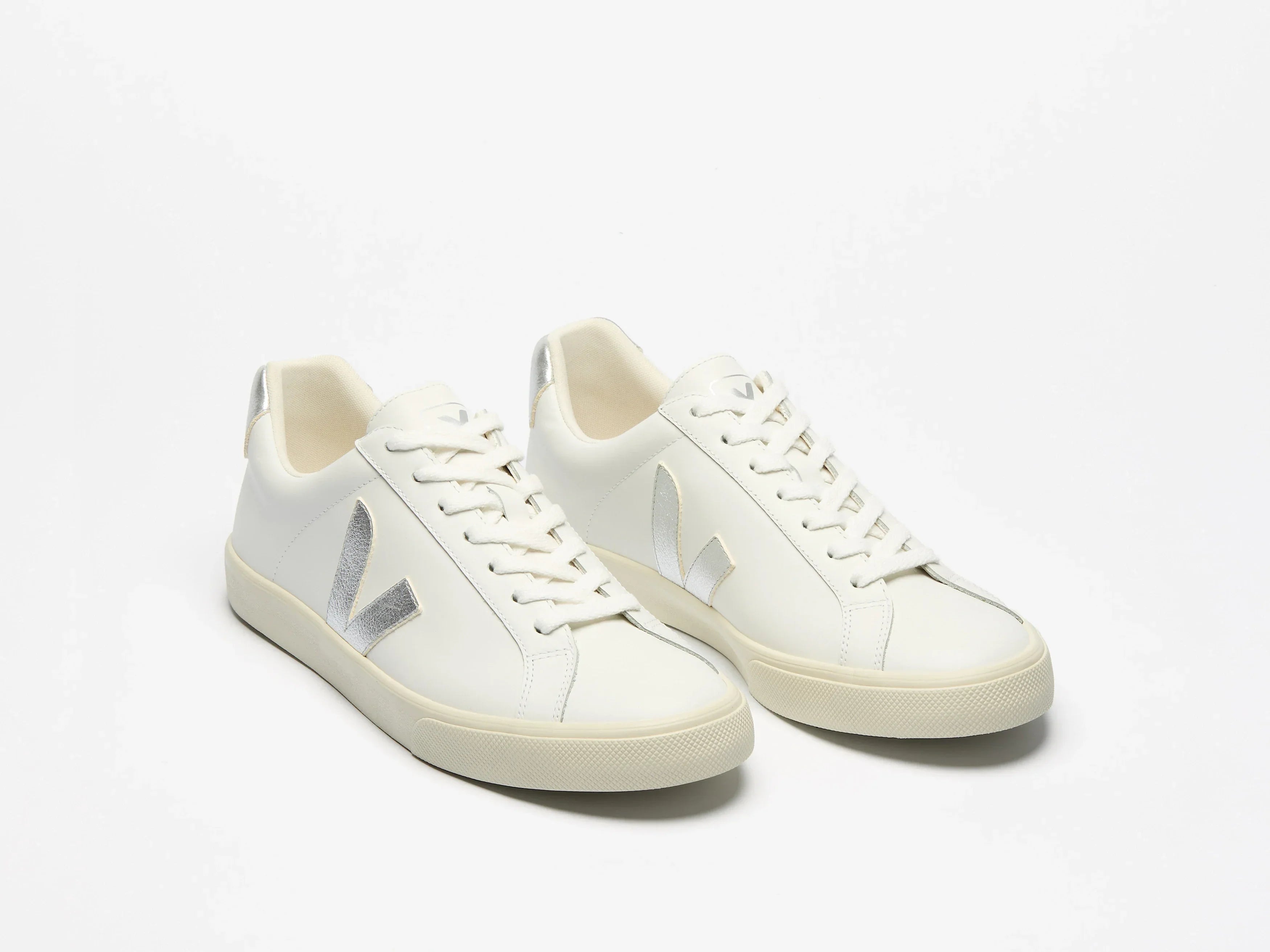 סניקרס לבנות מעוצבות עם סמל נוצץ, מותג מוביל ב-CHOZEN, צילום על רקע לבן