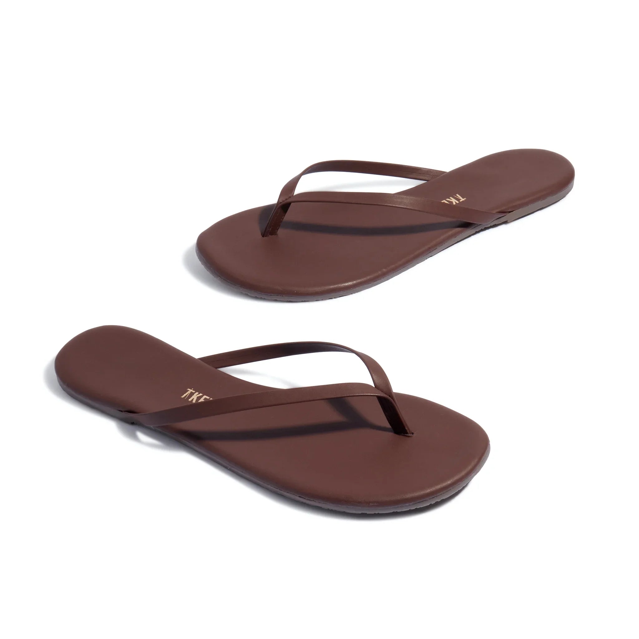 כפכפי אצבע חומים משולבים מבית CHOZEN, עיצוב מינימליסטי על רקע לבן