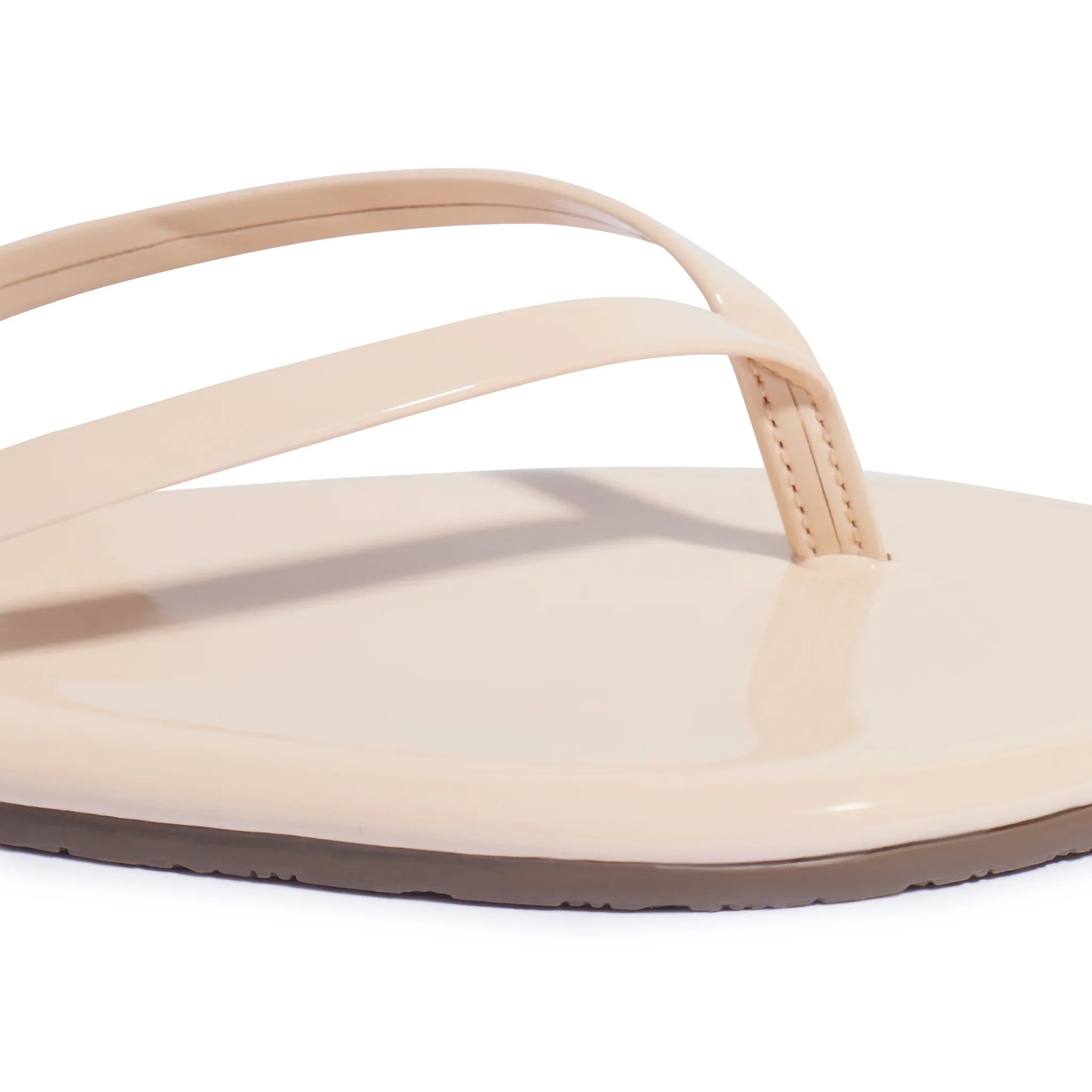 כפכף אופנתי בצבע ניוד, עיצוב מינימליסטי, מותג CHOZEN, קבוצת אלפא