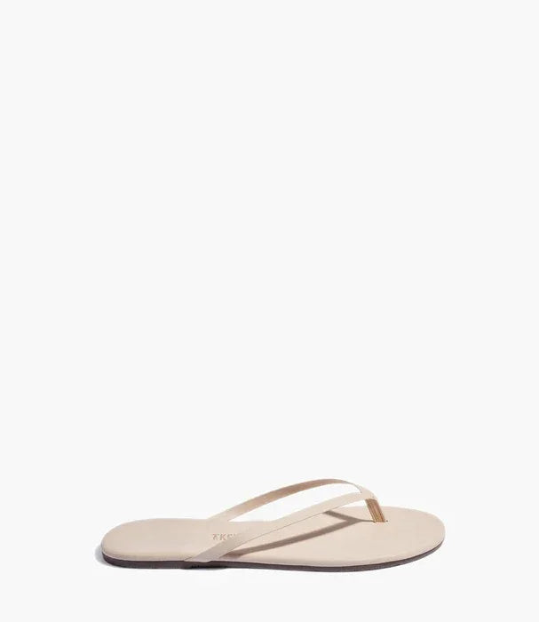 כפכף נשים שטוח בצבע בז' בעיצוב מינימליסטי, מוצר אופנה איכותי ב-CHOZEN