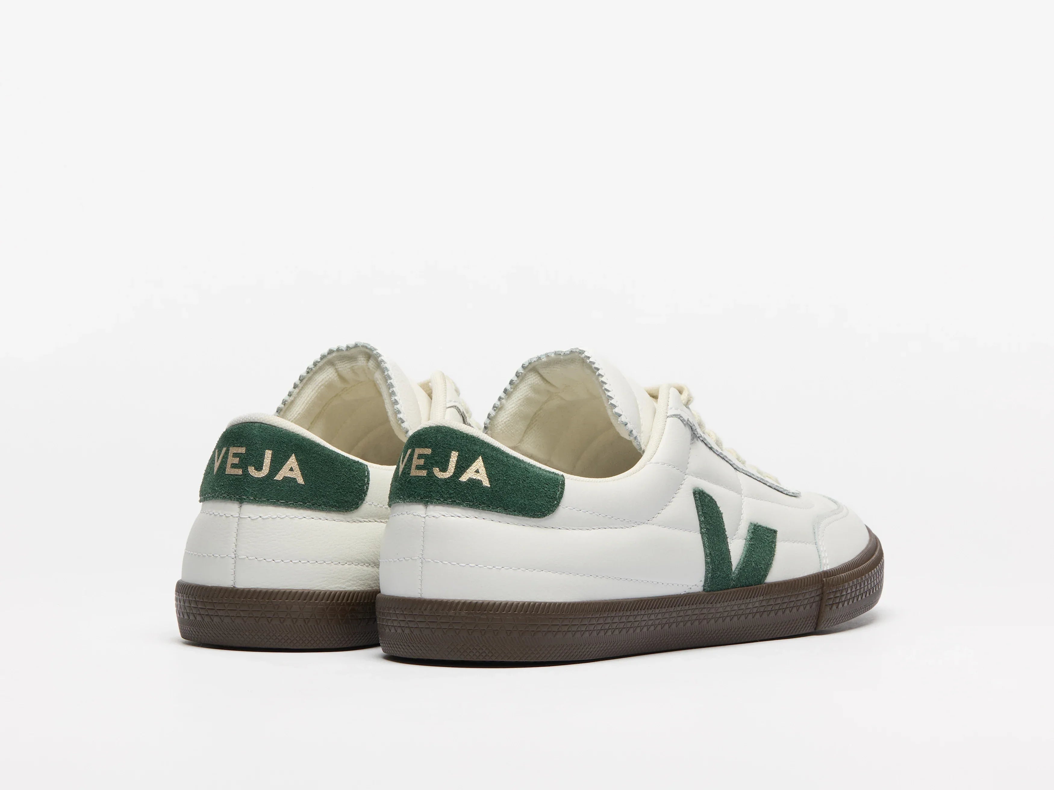 נעלי סניקרס Veja לבנות עם סוליה חומה ולוגו ירוק, אופנה CHOZEN מותגים מובילים