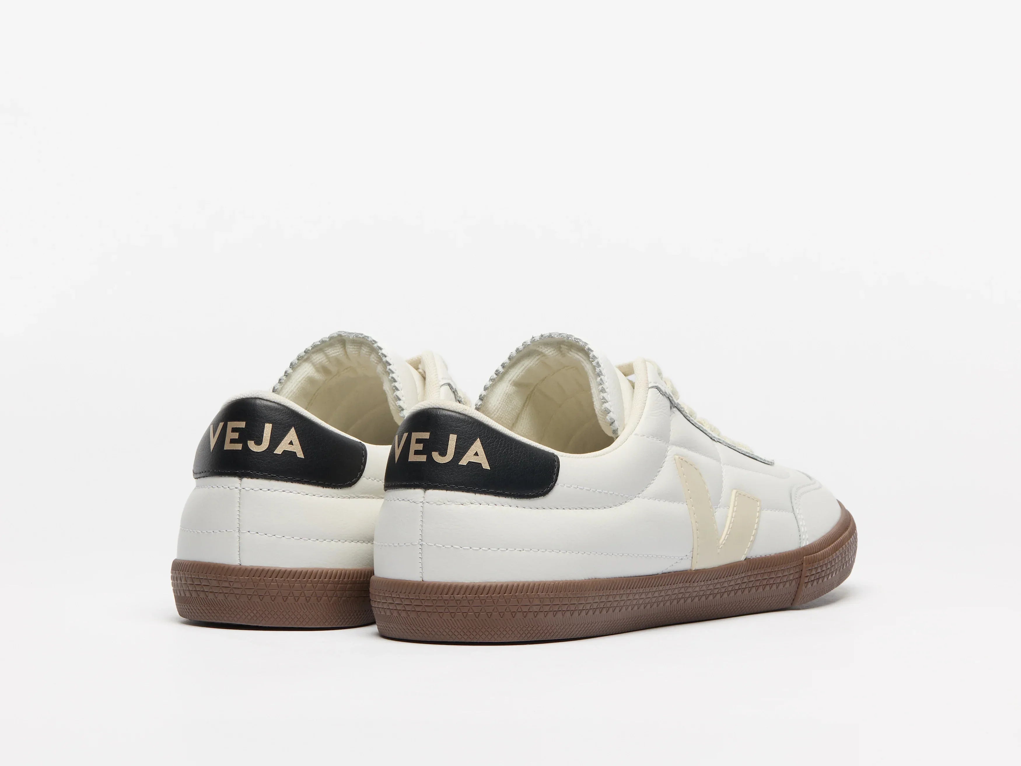 נעלי סניקרס VEJA בעיצוב לבן עם סוליית גומי חומה ולוגו, מותג מוביל CHOZEN