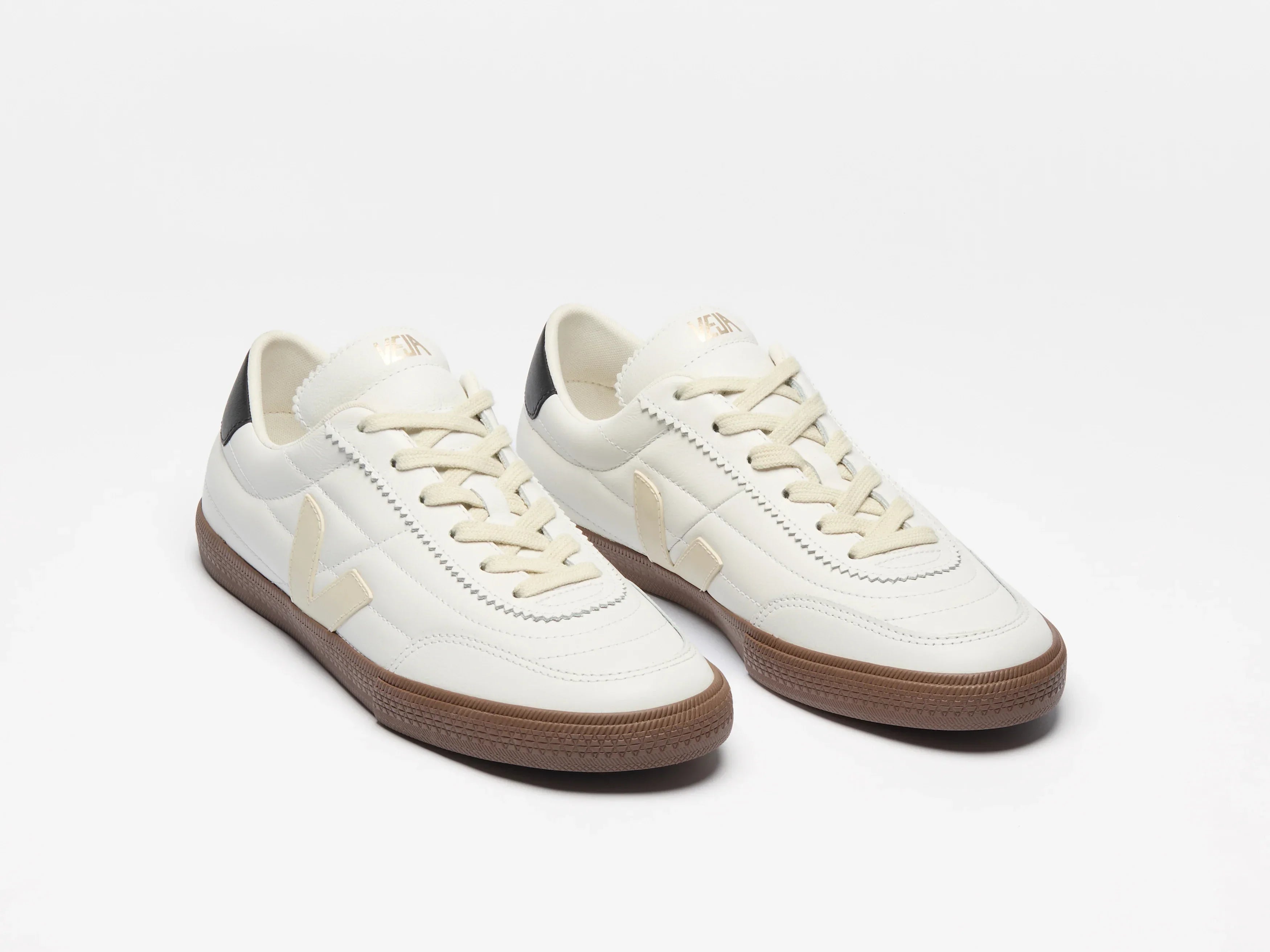 נעלי סניקרס Veja לבנות עם סוליה חומה, מבית מותגים מובילים ב-CHOZEN