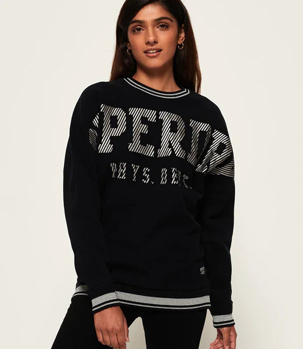 אישה לובשת סווטשירט שחור עם כיתוב SUPERDRY, אופנת מותגים CHOZEN
