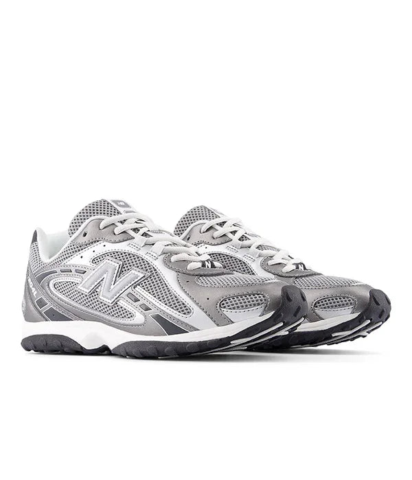 סניקרס ריצה אפורות עם רשת ולוגו N, שרוכים לבנים, סוליה שחורה, נעלי גברים אופנתיות