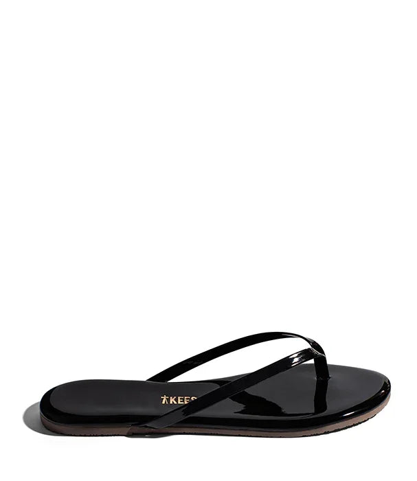 כפכף נשים שחור מבריק בעיצוב מינימליסטי על רקע לבן, מבית CHOZEN קבוצת אלפא