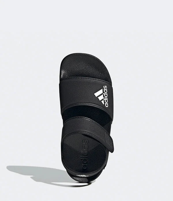 סנדל אדידס שחור עם רצועה לוגו adidas, צילום סטודיו, נעלי מותגים ב-CHOZEN