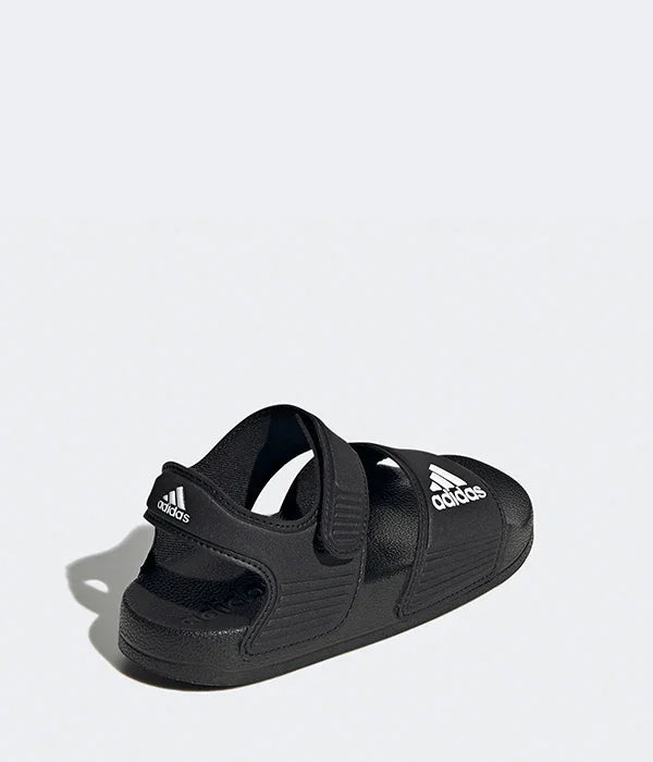 סנדל שחור אדידס עם רצועות ולוגו לבן, צילום מוצר ל-CHOZEN