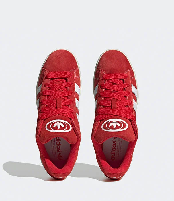 סניקרס אדידס אדומות עם שלושה פסים לבנים, תצוגה עליונה; נעלי מותגים CHOZEN