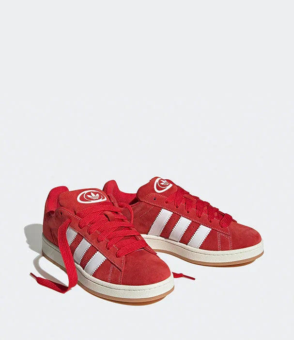 נעלי ספורט אדומות עם שלושה פסים לבנים, מצולמות בזווית צד וקדמית, CHOZEN מגה אלפא.