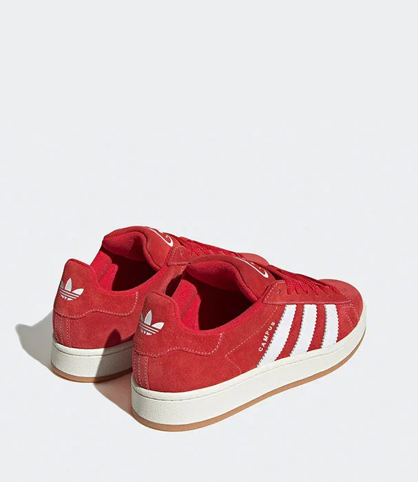 סניקרס אדידס אדומות עם שלושה פסים לבנים, דגם CAMPUS, על רקע לבן, CHOZEN