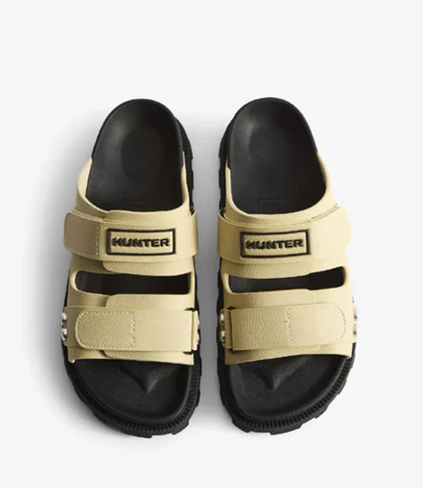 סנדלי Hunter בצבע בז' ושחור, רצועות סקוץ', עיצוב אופנתי באתר CHOZEN