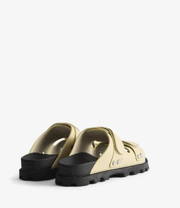 כפכפי עור בהיר עם סוליה שחורה, עיצוב ייחודי, צילום מוצר לאתר CHOZEN