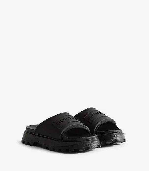 כפכפי סליידר שחורים CHOZEN עם סוליה מוגבהת ודגש מודגש על המותג, צילום על רקע לבן