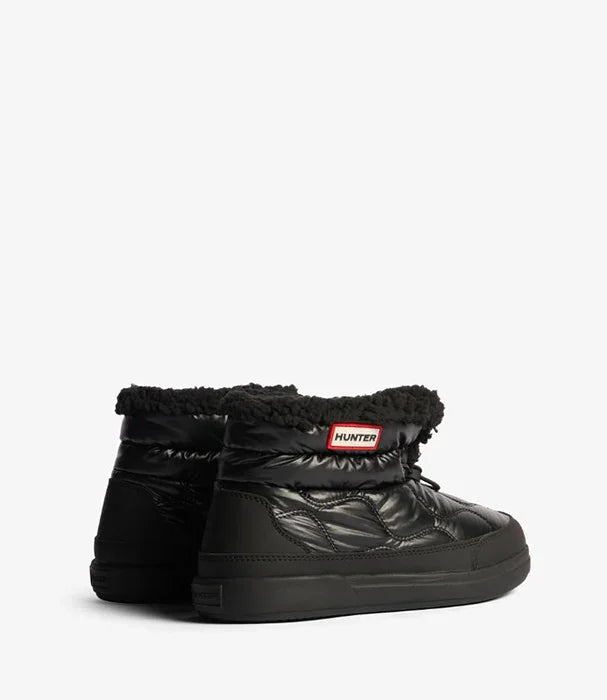 נעלי חורף Hunter שחורות עם פרווה, מוצג ב-CHOZEN, מותגים מובילים ביבוא קבוצת אלפא