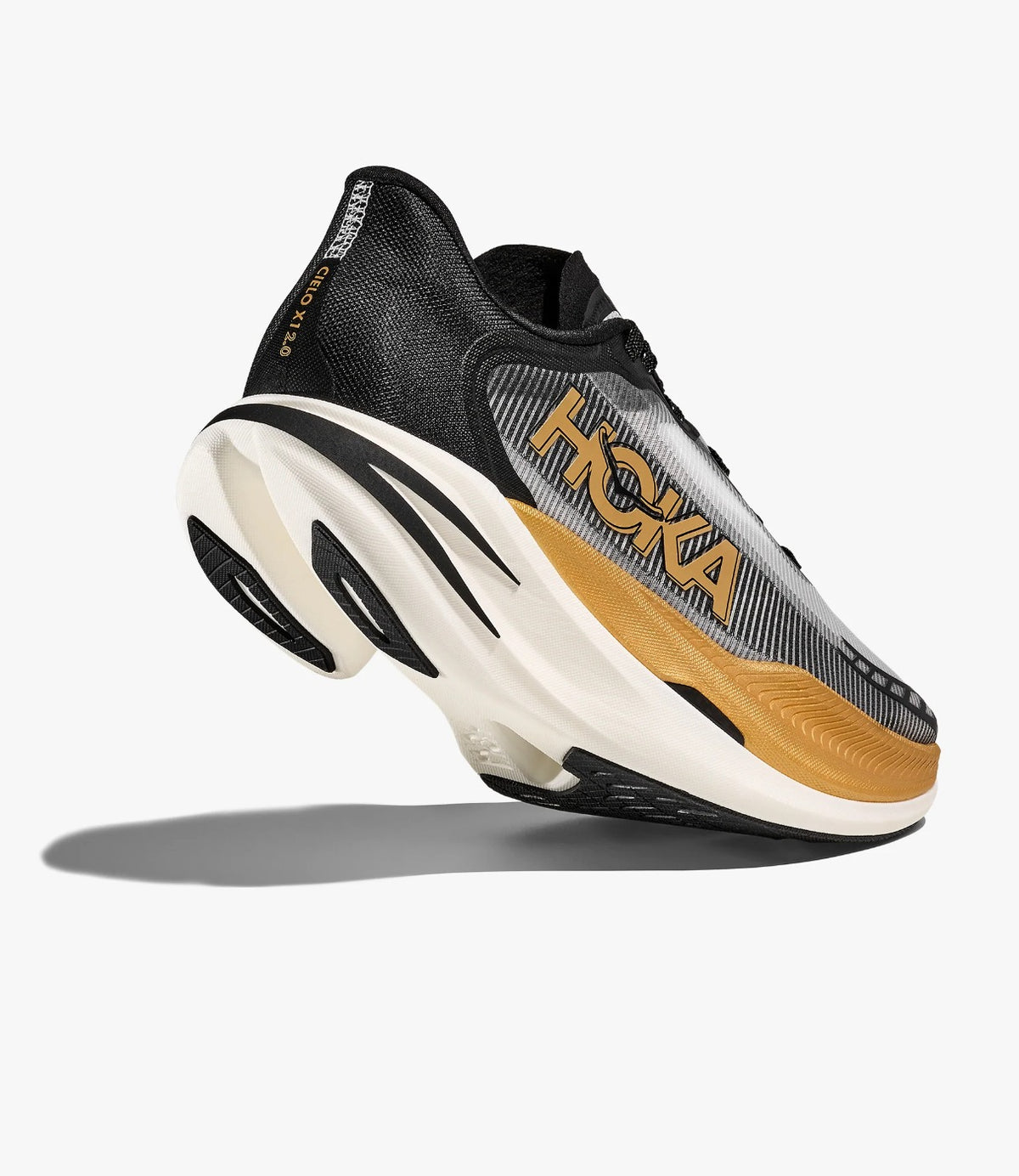 נעל ריצה CIELO X1 2.0 בשחור וזהב, מבט אחורי-תחתי המציג את מבנה הסוליה - CHOZEN