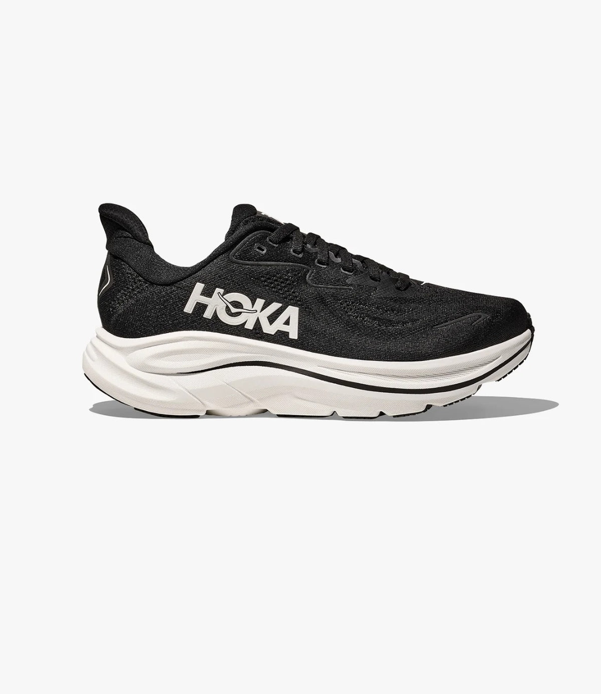 נעל ריצה HOKA Clifton X-Wide 10 בשחור ולבן, מבט צד מלא המציג את קו הסוליה - CHOZEN