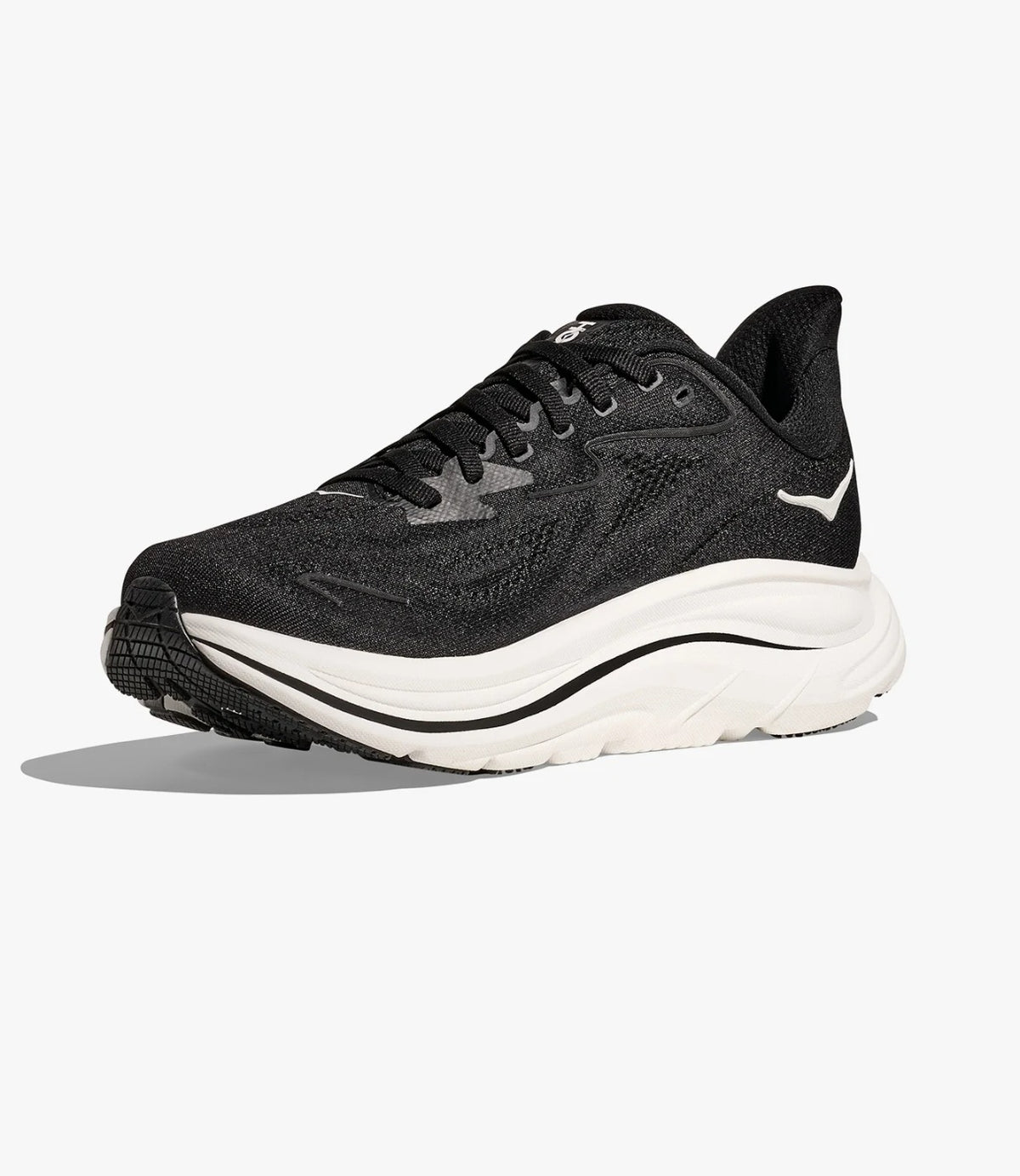 נעל ריצה HOKA Clifton X-Wide 10 בשחור ולבן, מבט זווית קדמית עם דגש על מרקם הגפה הסרוגה - CHOZEN
