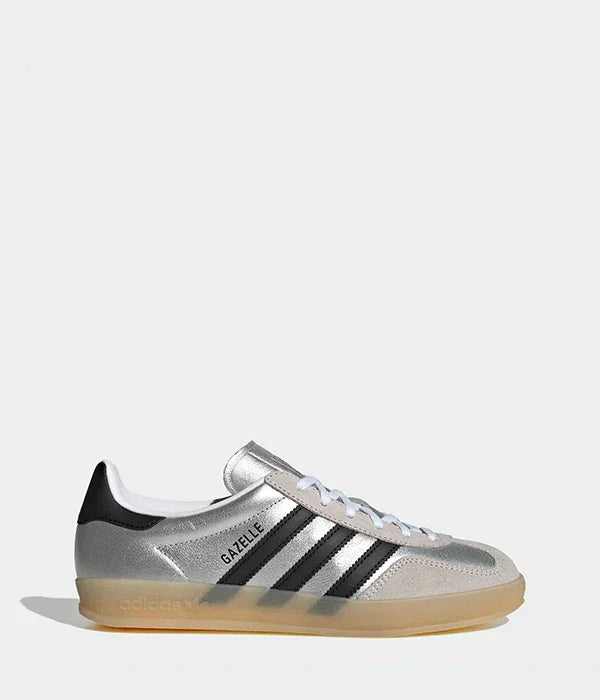 סניקרס כסף אפור Adidas Gazelle עם שלושה פסים שחורים, נראות צד בחנות CHOZEN