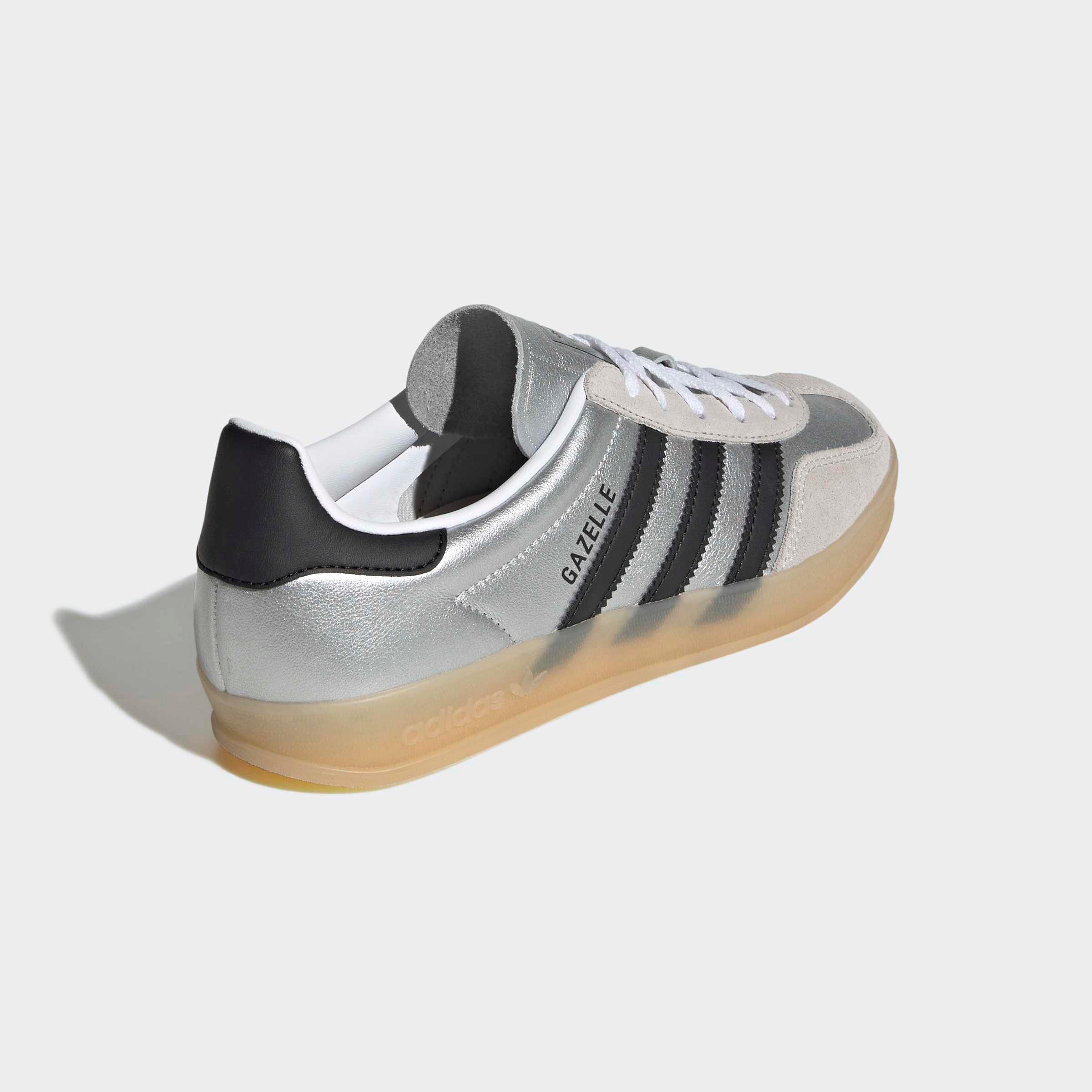 סניקרס adidas Gazelle אפורות עם סוליה חומה, מיתוג ברור, מותגים ב-CHOZEN