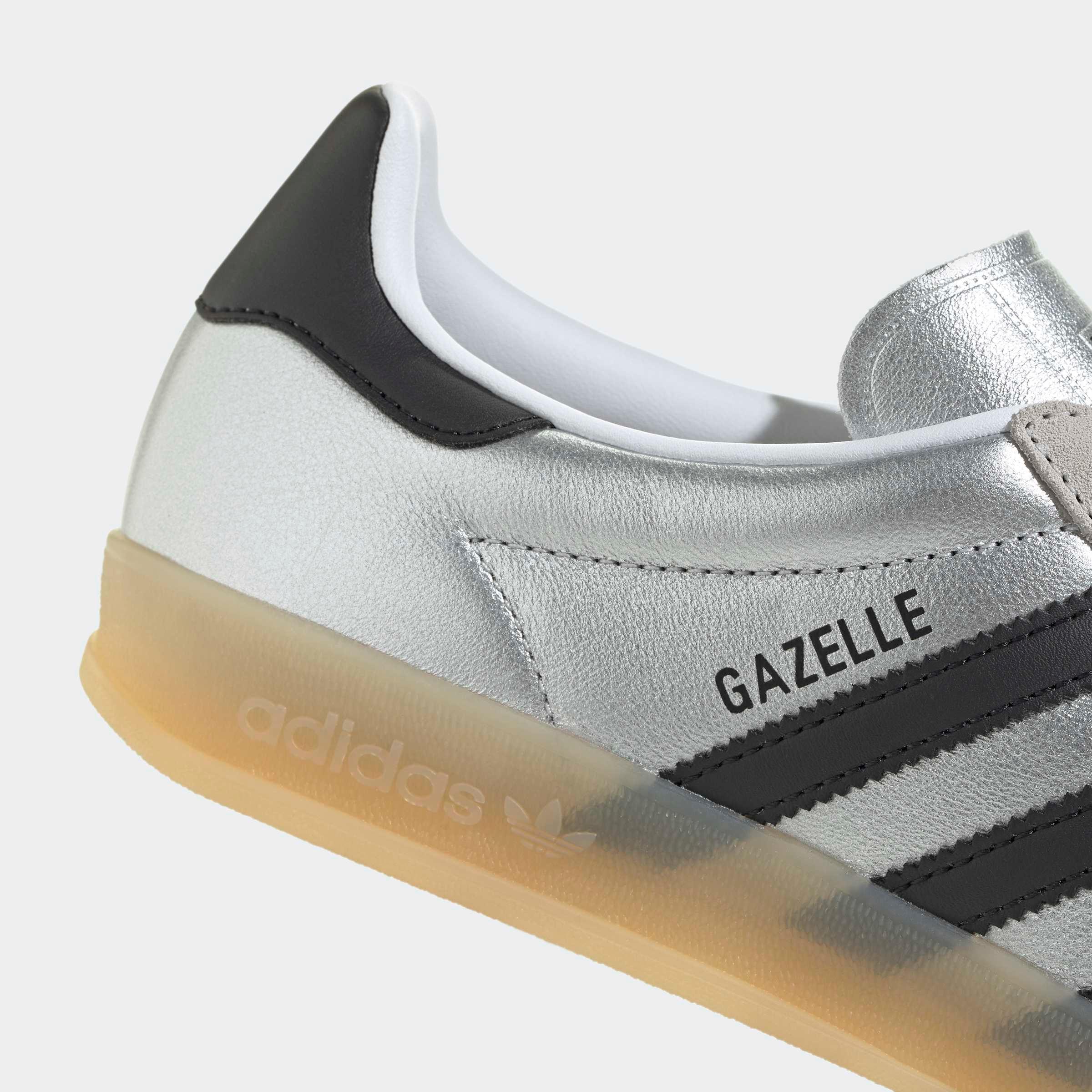 נעל adidas Gazelle כסופה עם סוליה חומה, פרטי עור שחורים, נעלי ספורט טרנדיות ב-CHOZEN