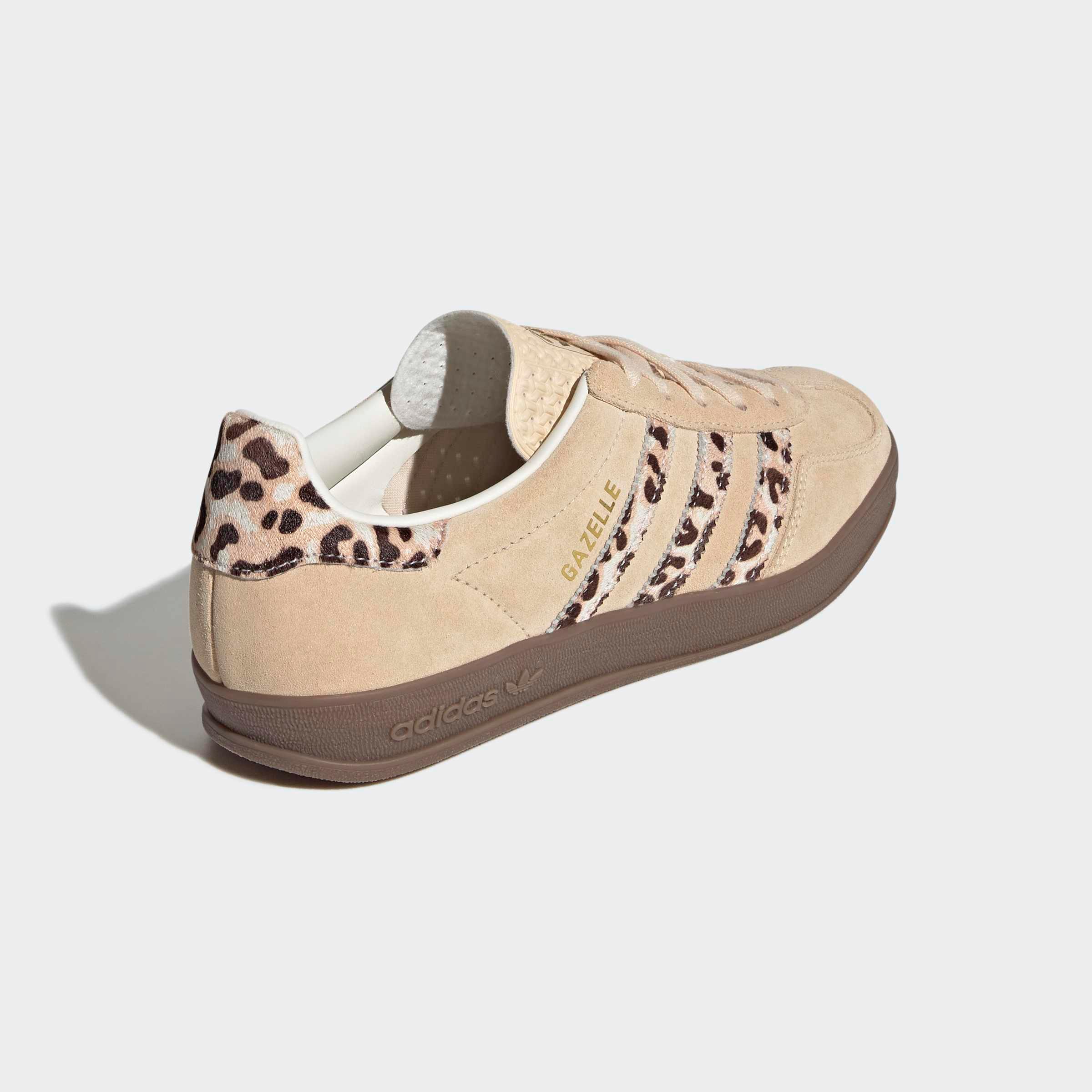 נעל אדידס גזל בז׳ עם פסים מנומרים וסוליה חומה, מבית קבוצת אלפא, CHOZEN