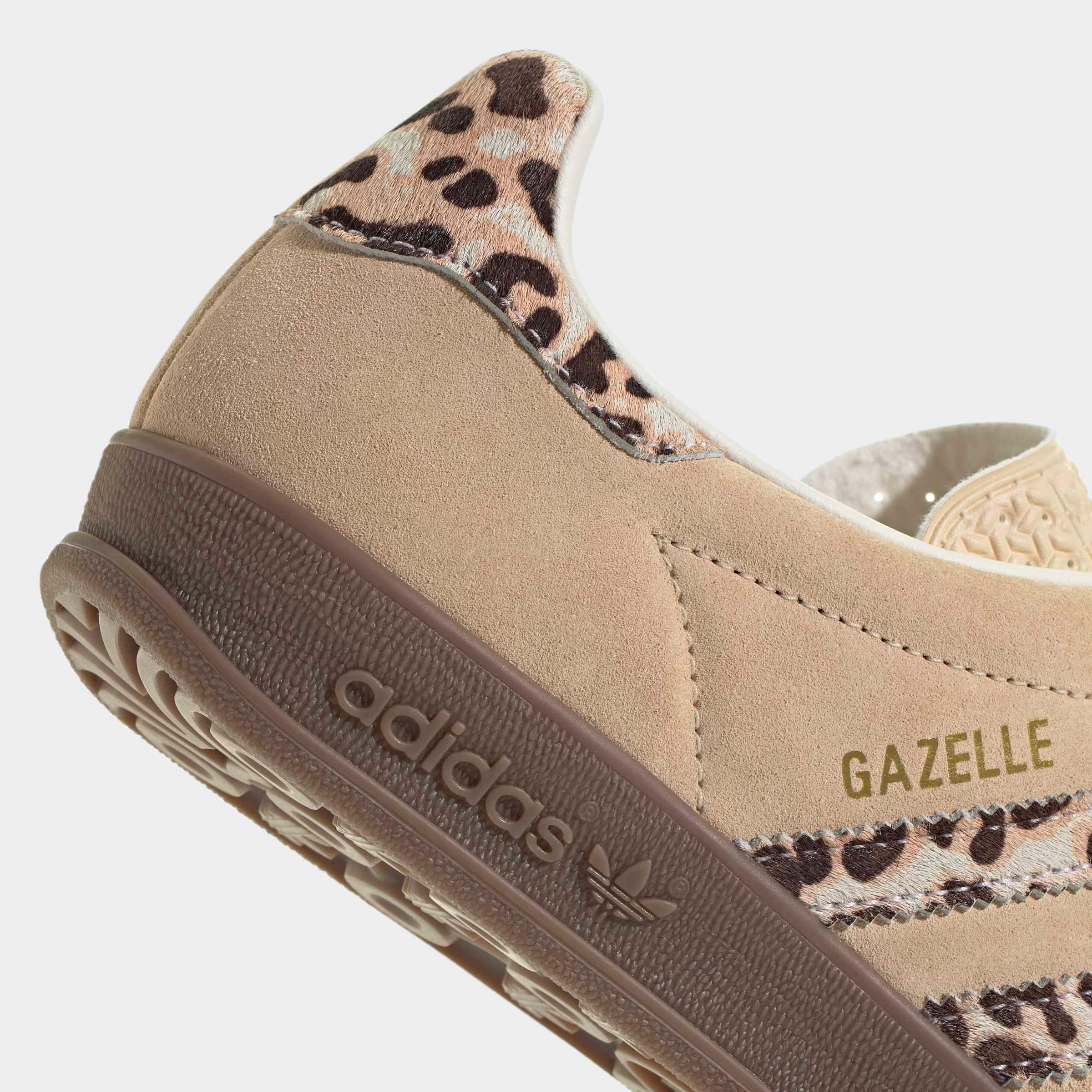 נעלי אדידס Gazelle בז׳ עם דוגמת נמר, קולקציה יוקרתית CHOZEN