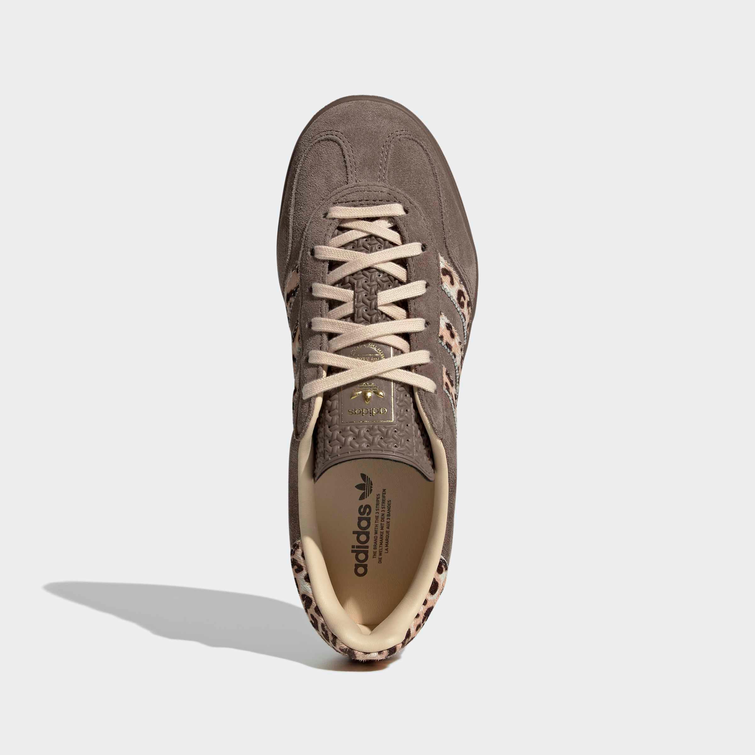 נעל ספורט אדידס אפורה עם שרוכים ובהדפס מנומר, צילום תקריב, בחנות CHOZEN