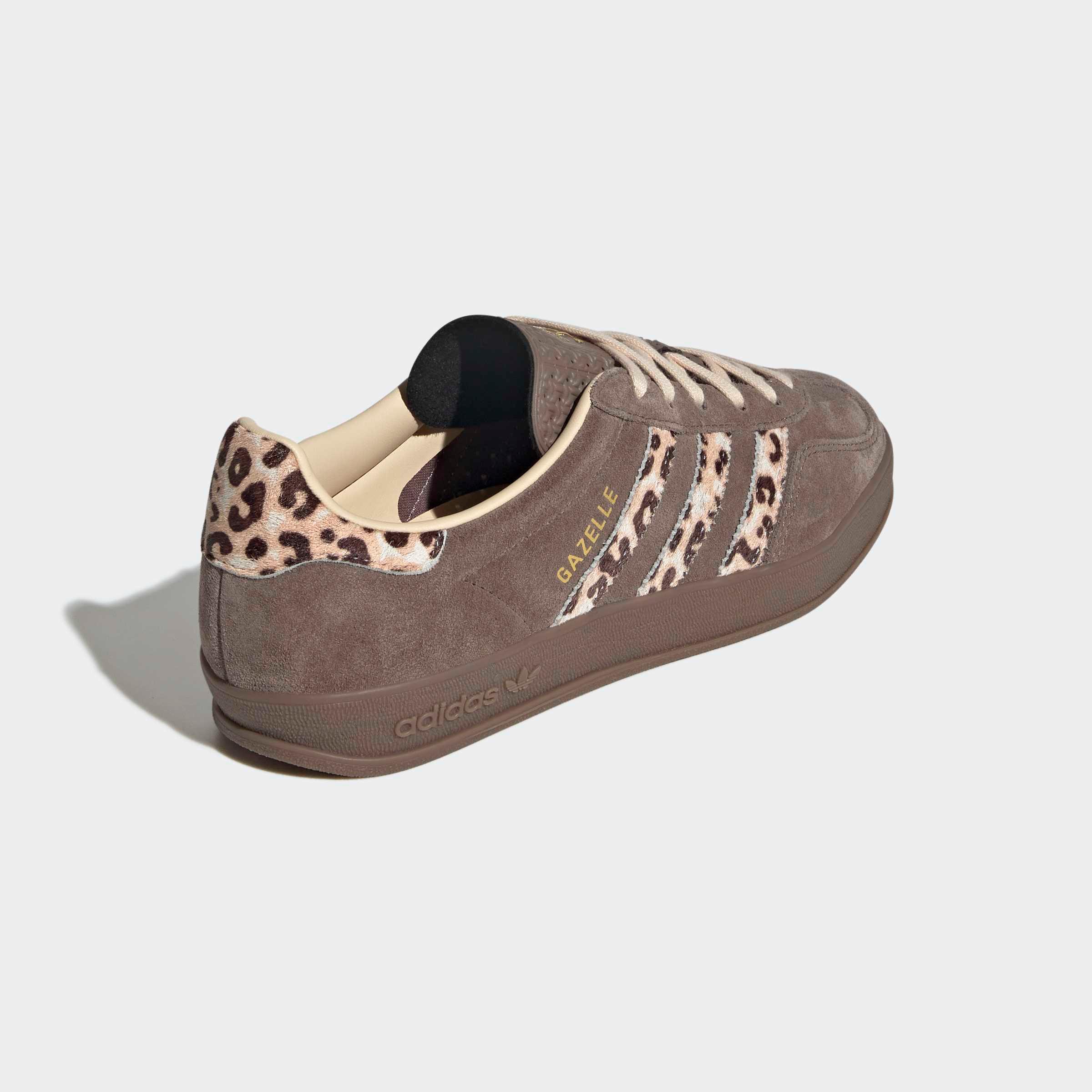 נעל אדידס גאזל בצבע אפור עם פסי נמר, אופנת רחוב, קולקציית CHOZEN