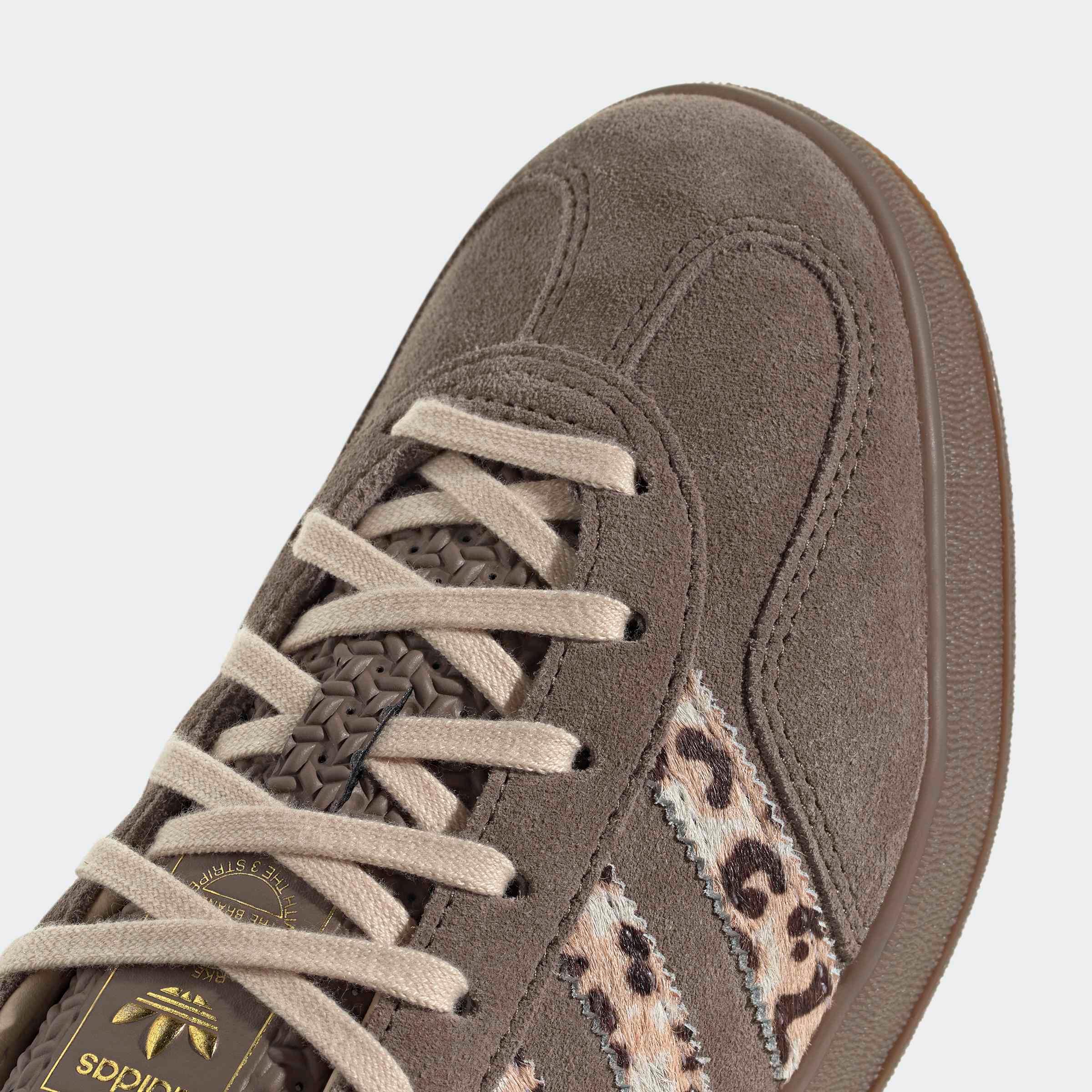 נעל סניקרס אפורה עשויה זמש עם שרוכים בהירים ודוגמת נמר, מותג adidas באתר CHOZEN