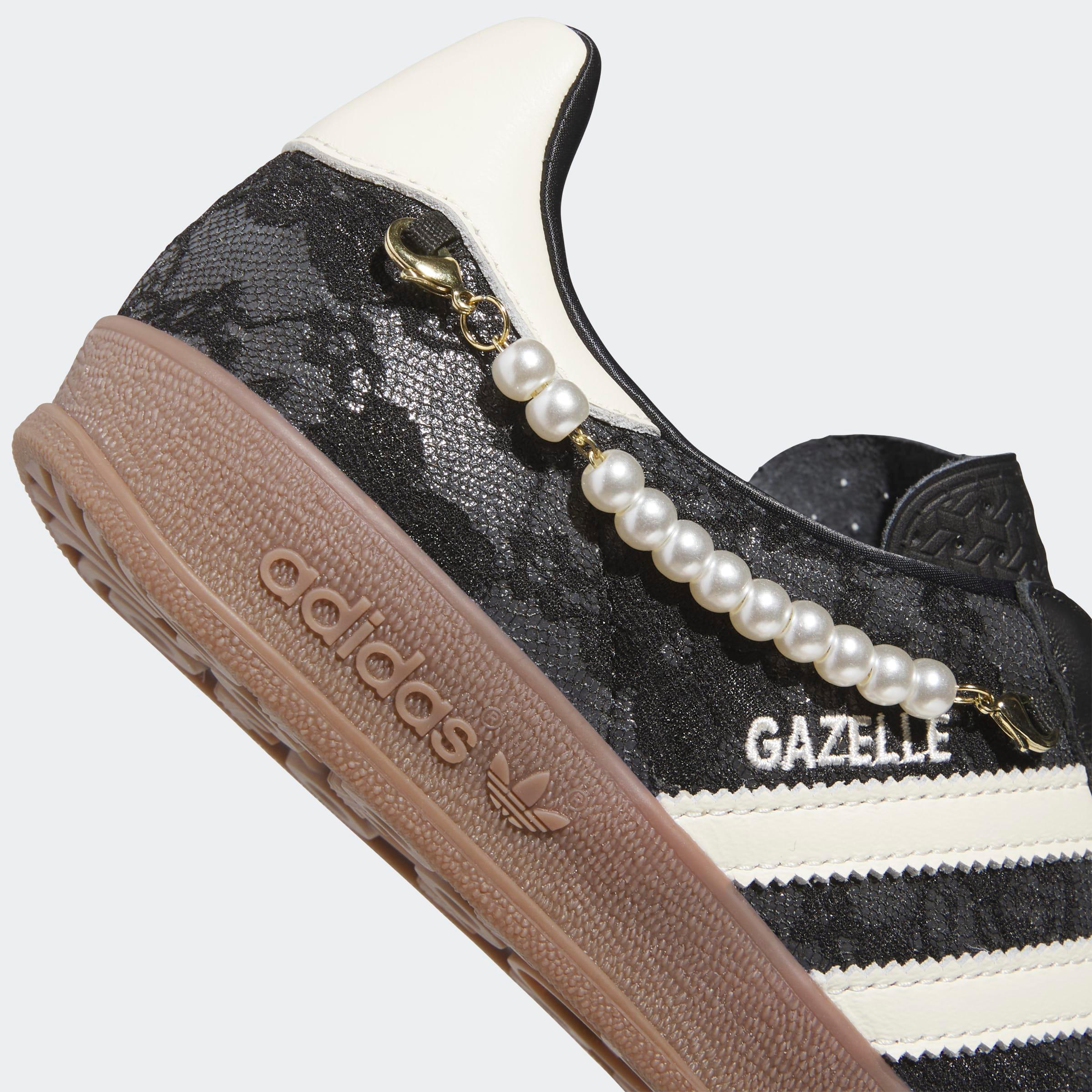סניקרס גזאל שחור-לבן עם שרשרת פנינים, דגם adidas, סוליה חומה וברק טקסטילי